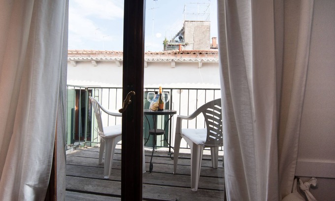 Castello Apartment | Elegant Santa Maria Formosa: Spa, Breakfast & Family-Friendly