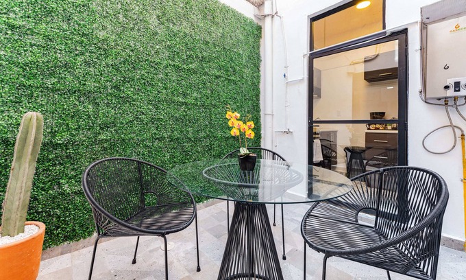 Santa Maria la Ribera Hotel | Stylish Lofts Sta Ma la Ribera: Pet Friendly & Spa Amenities