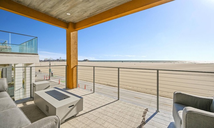 Downtown House | Beachfront Santa Monica Home with Ocean Views and Pool