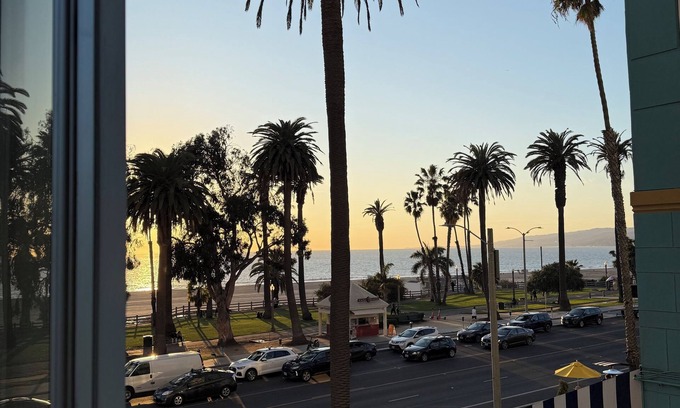 Downtown Bed & Breakfast | Ocean View Suite at Santa Monica Pier with Pool & Spa