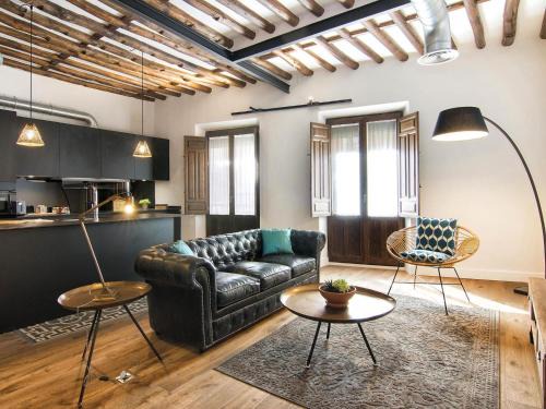 Centro - Sagrario Apartment | Elegant Chezmoihomes Santa Paula in Granada's Heart