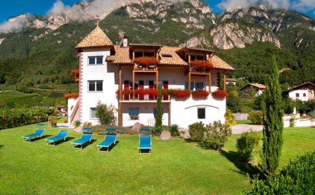 Kurtatsch an der Weinstraße Apartment | Pet-Friendly Santlhof - Sauvignon with Pool and High Ratings