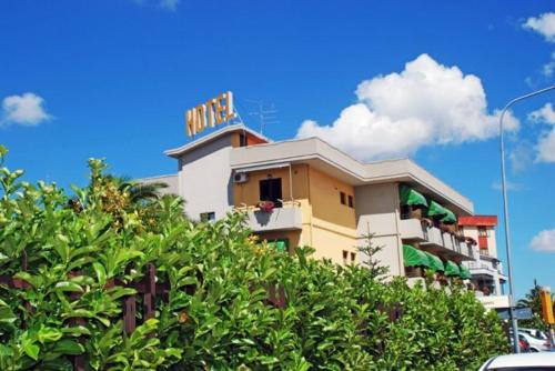 San Martino in Pensilis Hotel | Inviting Santoianni: Family-Friendly with Great Amenities