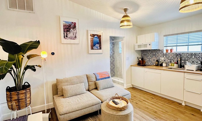Zephyrhills Apartment | Unforgettable Santorini Cabana with Spa & Pet-Friendly Perks