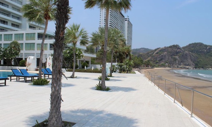 Pak Nam Pran Hotel | Convenient Santorini Stay with Breakfast & Accessibility