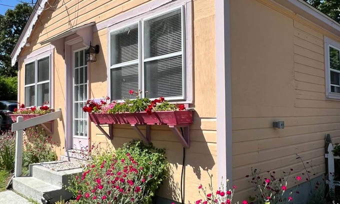 Plymouth House | Experience Oceanfront Bliss at Plymouth's White Horse Beach