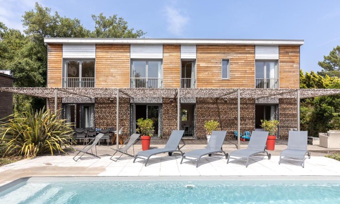 Moliets-et-Maa House | Relax at Santos Villa: Poolside Retreat Near the Beach