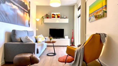 La Nova Esquerra de l'Eixample Apartment | Comfortable Apartment near Sants Estación with Family Perks