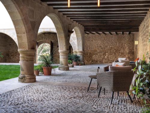 Penarroya de Tastavins Hotel | Pet-Friendly Comfort at Santuario Virgen de la Fuente