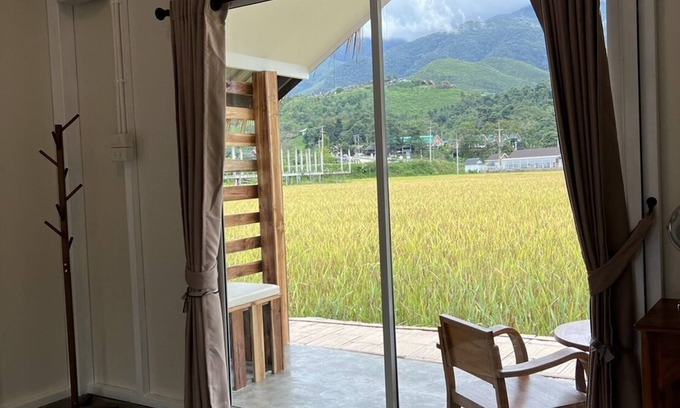 Bo Kluea House | Inviting Sapan Dee View: Family-Friendly with Breakfast Included