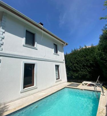 Sapanca Villa | Tranquil Sapanca Manzara Villa with Heated Pool & Views