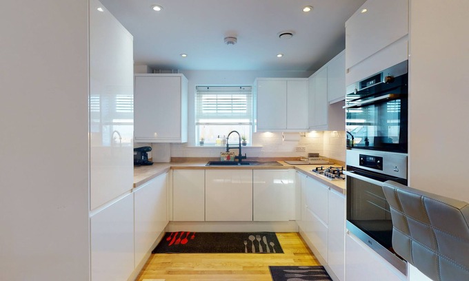 Bromley Common and Keston Apartment | Family-Friendly Sapphire Apartment with Kitchen & Breakfast