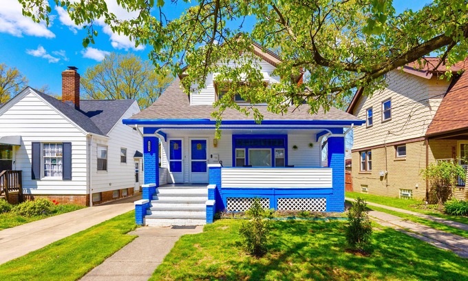 Cleveland House | Stylish Sapphire Haven: Pet-Friendly Retreat with Ocean View