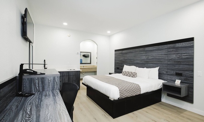 Deer Park Hotel | Experience Comfort at Sapphire Inn and Suites with Breakfast