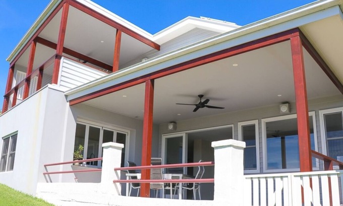 Urunga Apartment | Ideal Retreat with Scenic Views, Pet-Friendly & Breakfast