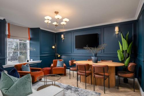Dalavich Apartment | Sapphire Suite, The Stirling Residence