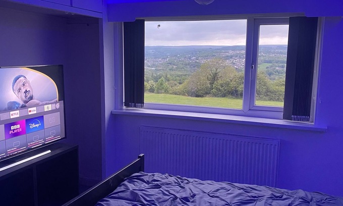 Shipley House | Relaxing Sapphire Suites: Family-Friendly Retreat in Bradford