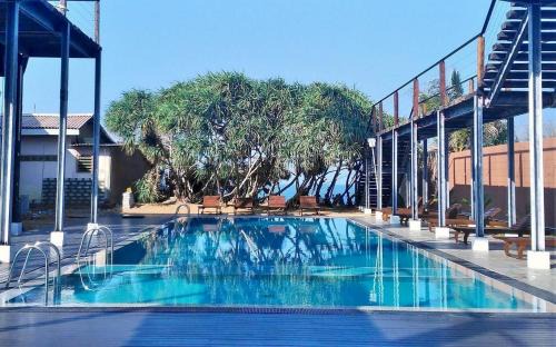 Uswetakeiyawa Hotel | Relaxing Saprin Beach: Oceanfront, Pool & Family Friendly