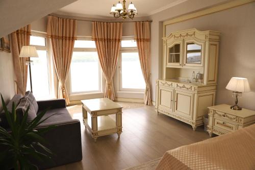Ternopil Hotel | Cozy Sapsan: Oceanfront Retreat with Top Guest Ratings