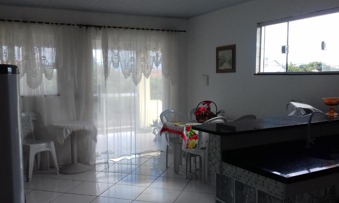 Praia da Vila House | Oceanfront Saquarema Surf: Family-Friendly with Breakfast