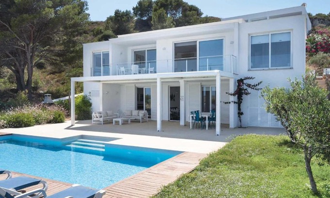 Coves Noves Villa | Top-Rated Family Getaway at Sarah with Pool & Kitchen