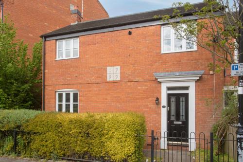 Rocester House | Sarah's House BBQ Parking 10mins To Alton Towers