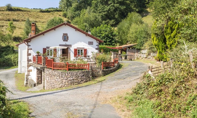 Aldudes House | Sarahandia - Les-Aldudes: Family-Friendly Retreat
