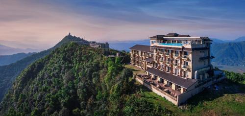 Pokhara Hotel | Experience Comfort at Sarangkot Mountain Lodge - 5 Star Retreat