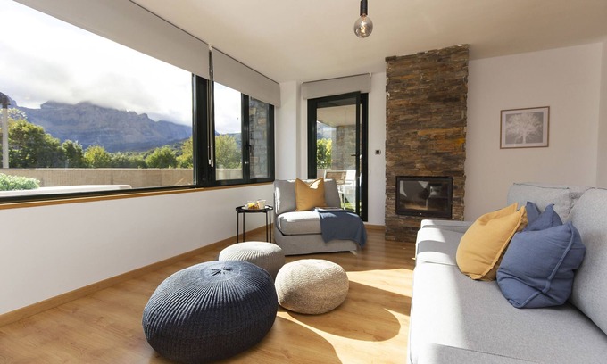Panticosa Apartment | Saras Window by BeValle