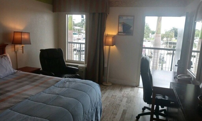 Trailer Estates Hotel | Waterfront Suite at Hotel with Pool & Ocean Views