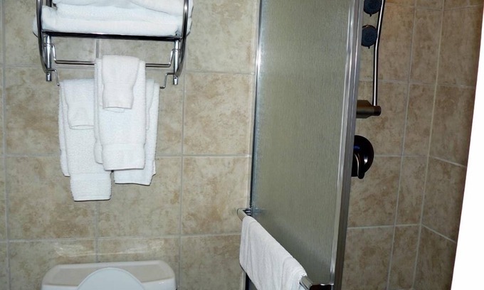 Trailer Estates Hotel | Waterfront Suite at Sara Bay Marina with Ocean View & Spa