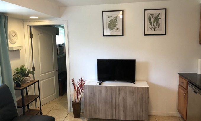 Sarasota Springs Apartment | Prime Sarasota Location with Ocean View and Breakfast