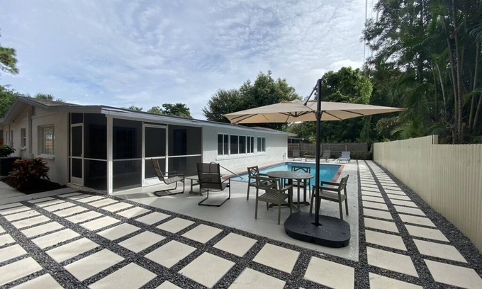 Indian Beach Sapphire Shores House | Sunny Sarasota Home with Ocean View & Pet-Friendly Perks