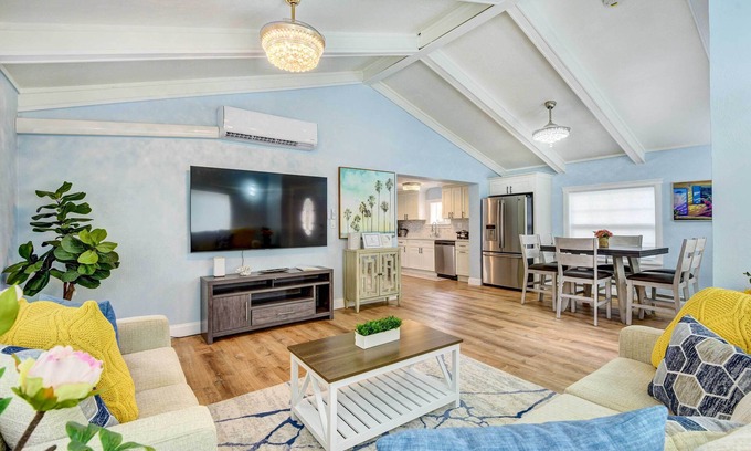 Bayou Oaks House | Cozy Sarasota Home with Screened Porch Near Zoo