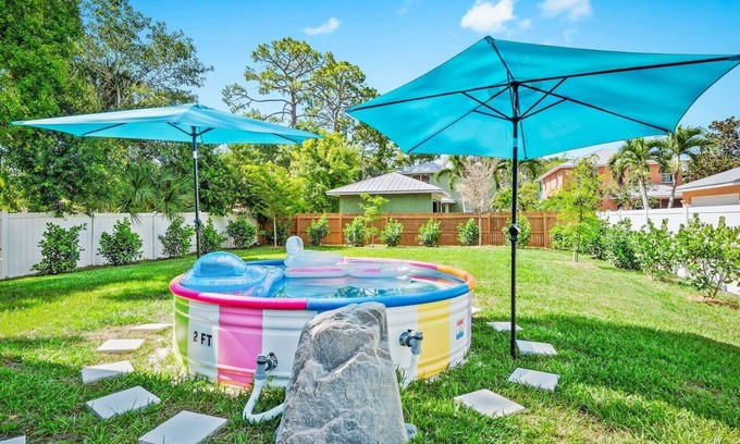 Sarasota House | Discover Sarasota Oasis: Beachside Retreat with Pool & Pets