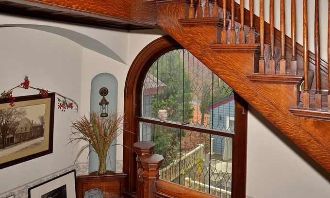 Alma Bed & Breakfast | Cozy Saravilla Bed and Breakfast with Pool & Spa Amenities