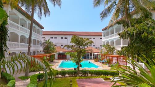 Kololi Hotel | Cozy Sarges Hotel: Oceanfront Pool with Family-Friendly Vibes