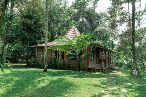 Penebel House | Discover Saridevi Ecolodge: Family-Friendly Retreat with Kitchen