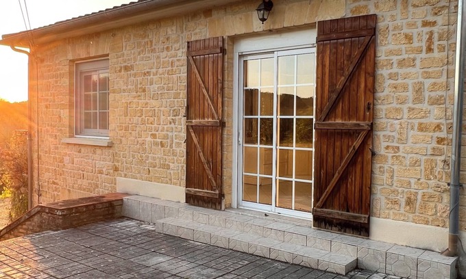 Sarlat-la-Caneda House | Sarlat 4-bedroom Countryside Home with Modern Amenities, Pool,Balcony & Views
