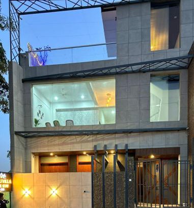 Agra Hotel | Discover Saroj Villa: Pet-Friendly Stay with Breakfast