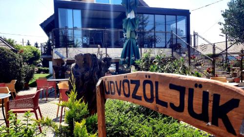 Vecses Bed & Breakfast | Pet-Friendly Stay at Sarokhaz Panzio with Breakfast Included