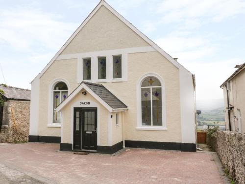 Penrhyn Bay House | Discover Saron Chapel: Pet-Friendly Retreat with 10/10 Reviews