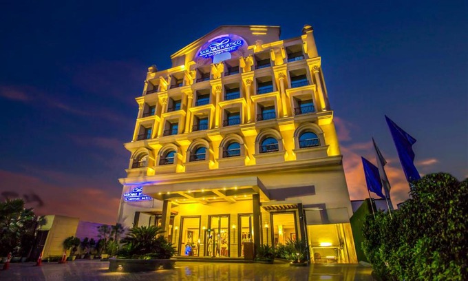 Jalandhar Hotel | Inviting Sarovar Portico Jalandhar: Pool & Restaurant Amenities