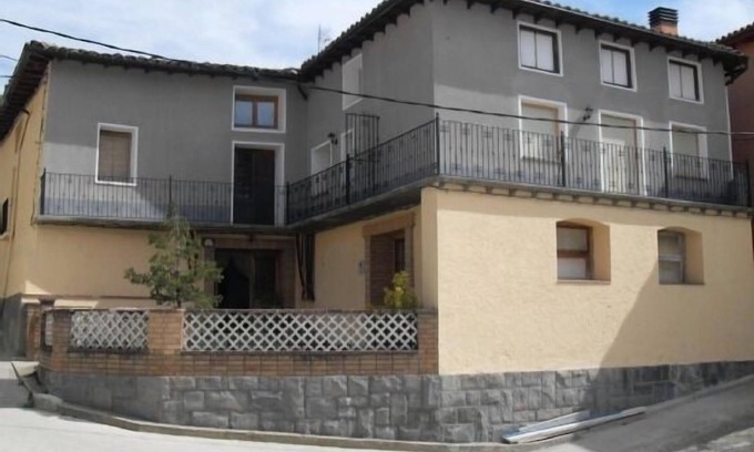 Bellestar Cottage | Inviting Sarrau House: Perfect for 4 with Ocean Views
