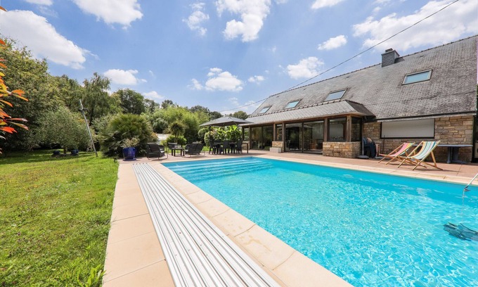 Sarzeau Ski Chalet | Relaxing Retreat in Sarzeau with Pool, Jacuzzi & Billiards