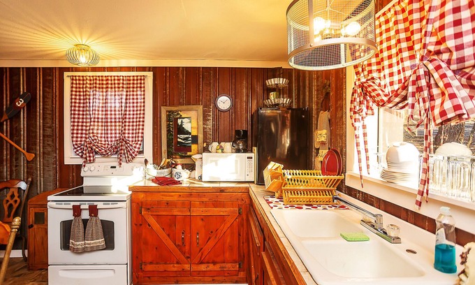 Benton Cabin | Unforgettable Stay at Sasquatch Cabin - 10/10 Guest Rated