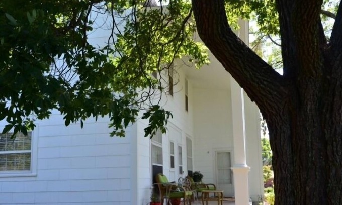 Mena Bed & Breakfast | Ocean View Getaway at Sassafras Inn - Rated 9.6 by Guests