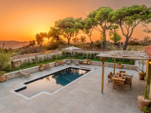 Kardhakata Villa | Premier Oceanfront Villas with Pool & Breakfast Options