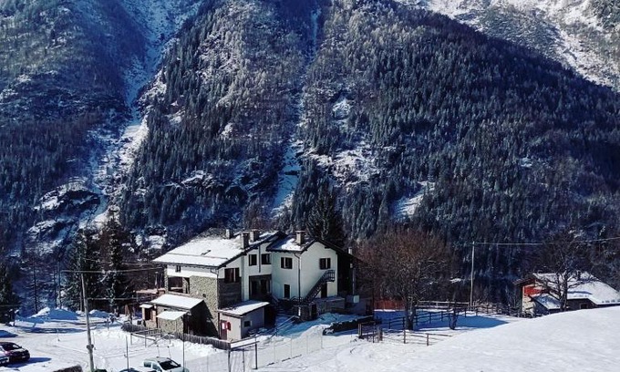 Chiesa in Valmalenco Hotel | Discover Sasso Nero: Pet-Friendly Comfort and Dining