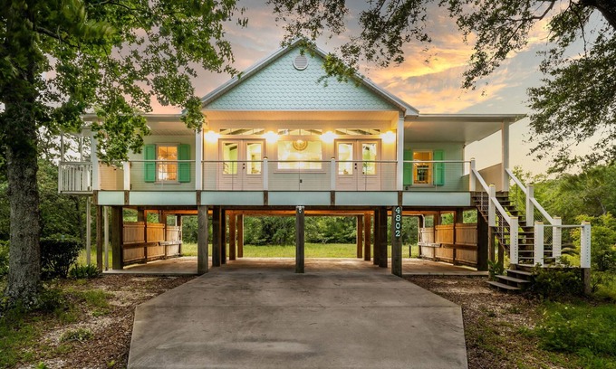 Ocean Springs House | Sassy Seas Hideaway: Oceanfront Escape with Spa & Balcony